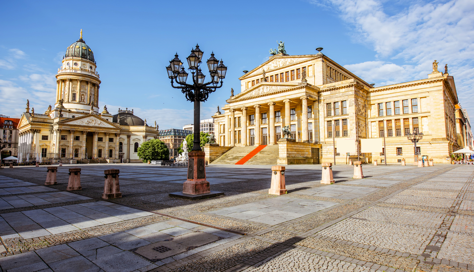 Willkommen in Berlin Mitte! Der Gendarmanemarkt mit dem  Französischen Dom und dem Konzerthaus gehört zu den schönsten Plätzen der Stadt.