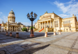 Willkommen in Berlin Mitte! Der Gendarmanemarkt mit dem  Französischen Dom und dem Konzerthaus gehört zu den schönsten Plätzen der Stadt.