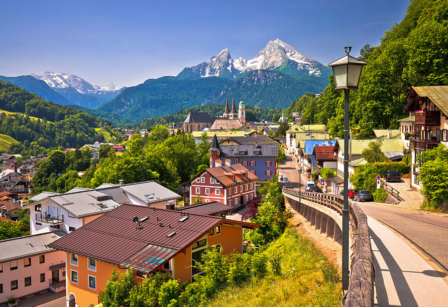 Umgeben von der traumhaften Bergwelt des Berchtesgadener Landes begrüßt Sie Ihr Urlaubsort.