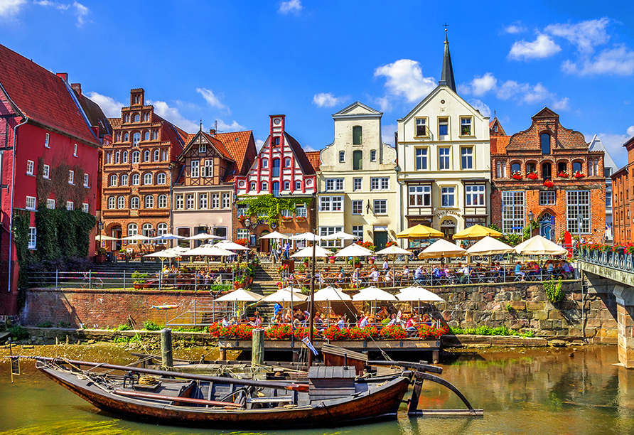 Der Stintmarkt liegt im historischen Wasserviertel Lüneburgs und lädt vor allem an lauen Sommerabenden zum Verweilen bei einem Gläschen Wein ein.