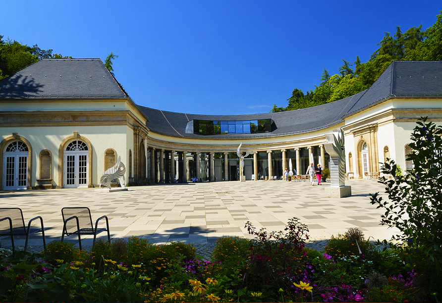 In Ihrem Urlaubsort liegt der größte Kurpark Europas mit der Wandelhalle im Zentrum.