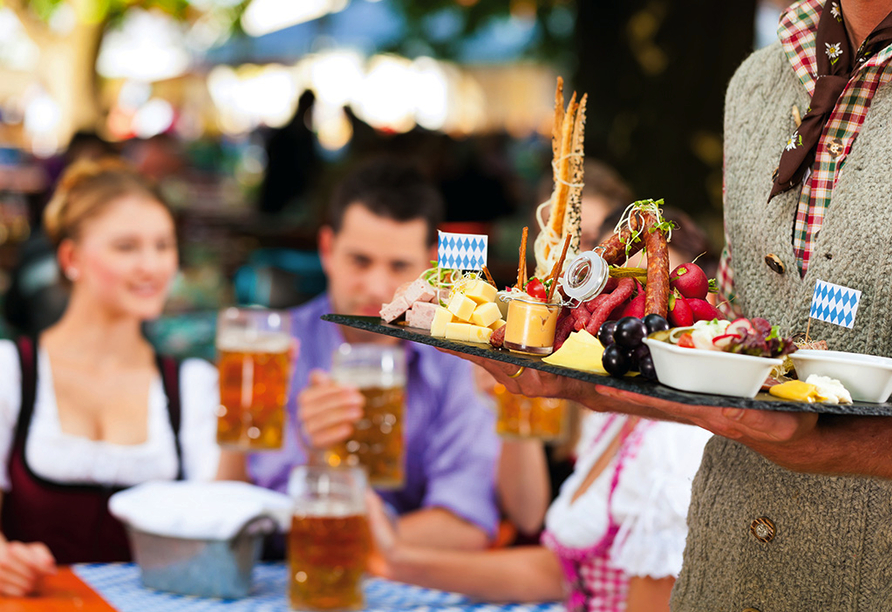 Kein Urlaub in Bayern ohne eine deftige Brotzeit im Biergarten.