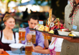 Kein Urlaub in Bayern ohne eine deftige Brotzeit im Biergarten.