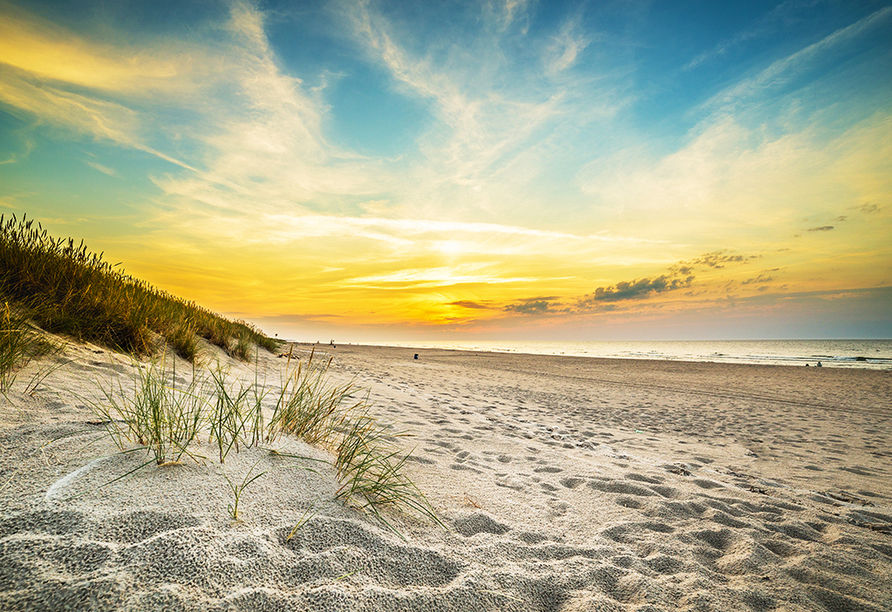 Der feine Sandstrand an der Polnischen Ostsee lädt zu ausgedehnten Spaziergängen ein.