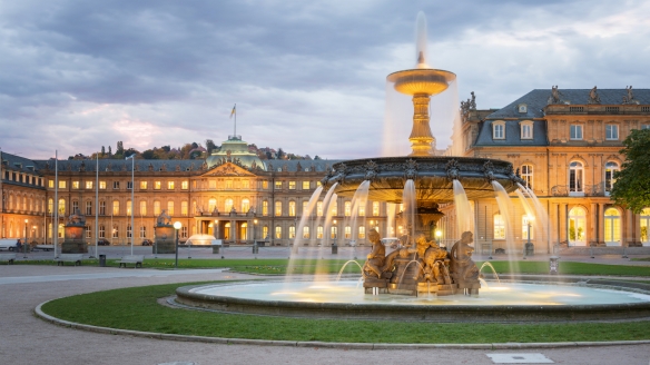 Willkommen in der schwäbischen Metropole Stuttgart. Bei sonnigem Wetter ist auf dem Schlossplatz einiges los. 