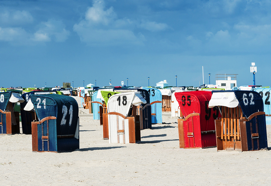 Mieten Sie sich einen Strandkorb am Bensersieler Strand und lassen Sie die Seele baumeln. 