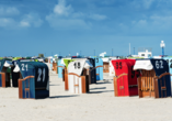 Mieten Sie sich einen Strandkorb am Bensersieler Strand und lassen Sie die Seele baumeln. 