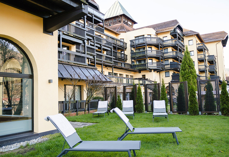 Genießen Sie erholsame Stunden auf der Sonnenterrasse des Wellnessbereichs im Parkhotel Luise in Bad Herrenalb.