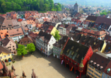 Der Münsterplatz befindet sich in der schönen Freiburger Altstadt.