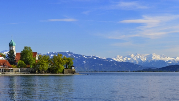 In traumhafter Alpenkulisse lädt der malerische Bodensee zu einem erholsamen Urlaub ein.