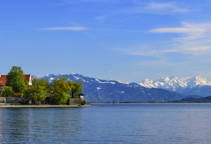 In traumhafter Alpenkulisse lädt der malerische Bodensee zu einem erholsamen Urlaub ein.