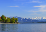 In traumhafter Alpenkulisse lädt der malerische Bodensee zu einem erholsamen Urlaub ein.