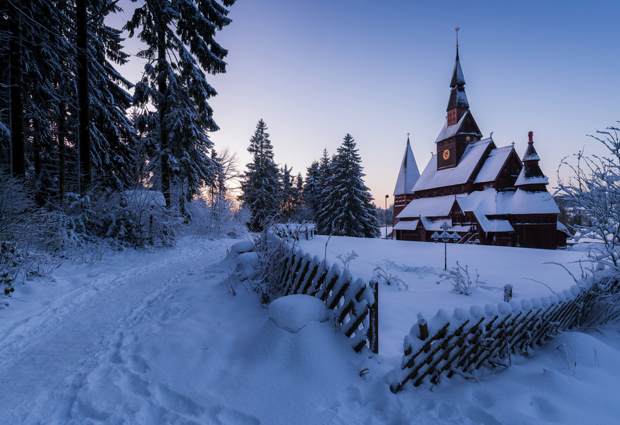 Die eingeschneite Stabkirche in Hahnenklee bei Goslar ist einen Besuch wert.