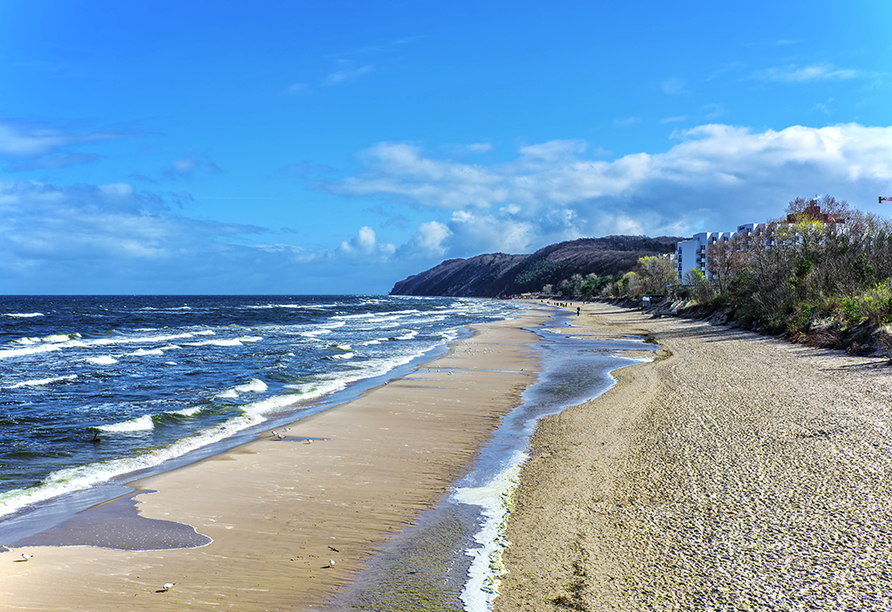 Unternehmen Sie einen ausgedehnten Spaziergang entlang des breiten Sandstrands der Polnischen Ostsee. 