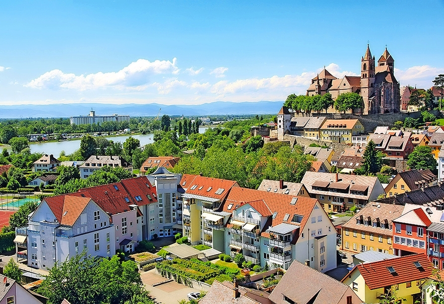 In direkter Nachbarschaft zum Elsass liegt Breisach am Rhein.