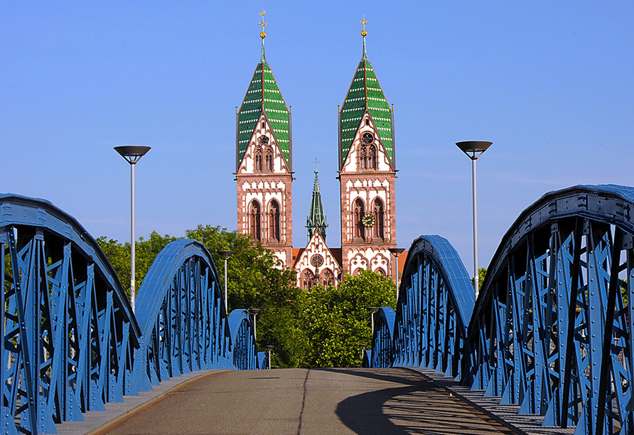 Unternehmen Sie beispielsweise einen Ausflug nach Freiburg im Breisgau mit der Herz-Jesu-Kirche.