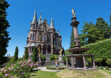 Auf einer Anhöhe über Ihrem Hotel liegt das imposante Schloss Drachenburg.