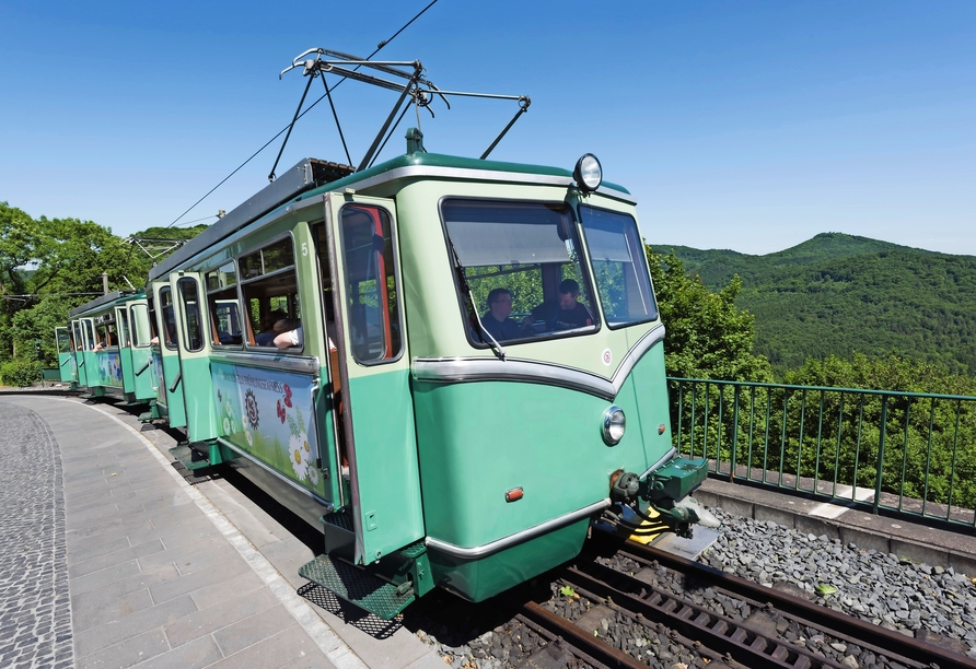 Mit der nahegelegenen Drachenfelsbahn gelangen Sie ganz gemütlich zum Schloss Drachenburg.