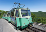 Mit der nahegelegenen Drachenfelsbahn gelangen Sie ganz gemütlich zum Schloss Drachenburg.