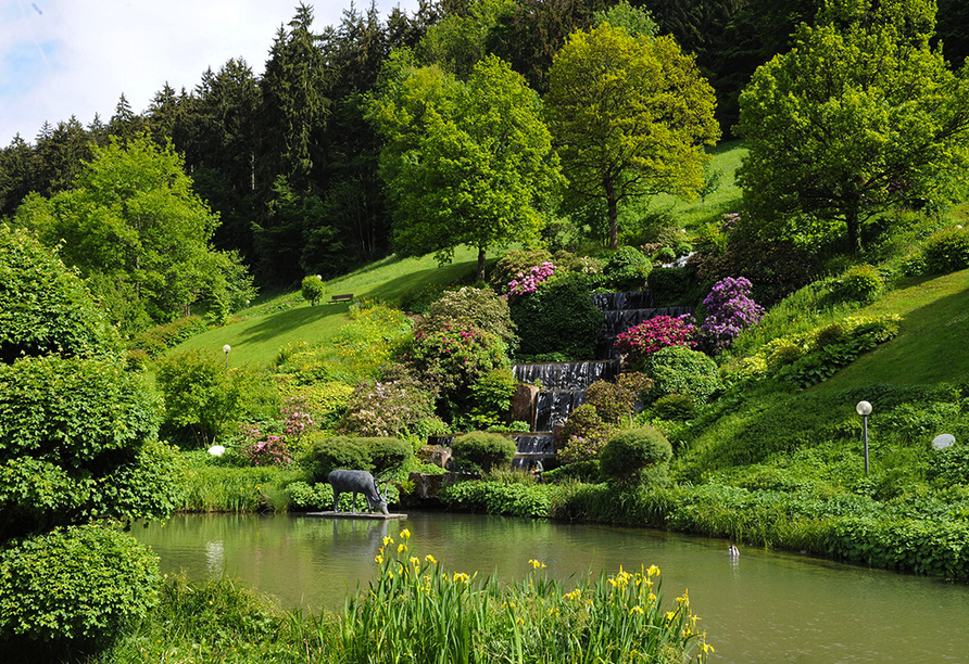 Der idyllische Hotelgarten ist ein Ort der Ruhe und Entspannung.