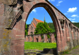 Das historische Kloster Hirsau liegt in Calw im Nahgoldtal zwischen dicht bewaldeten Schwarzwald-Höhen.