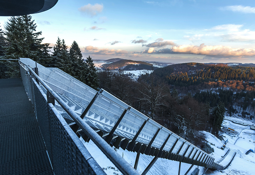 Staunen Sie über die größte Sprungschanze der Welt – die Mühlenkopfschanze in Willingen.