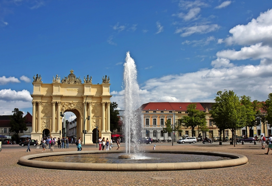 Schlendern Sie auch am Brandenburger Tor am Luisenplatz in Potsdam vorbei.