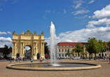 Schlendern Sie auch am Brandenburger Tor am Luisenplatz in Potsdam vorbei.