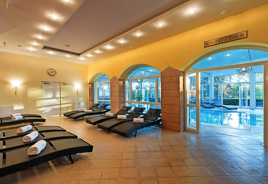 Ruhebereich des Hallenbads im Wellnesshotel Palmenwald Schwarzwaldhof