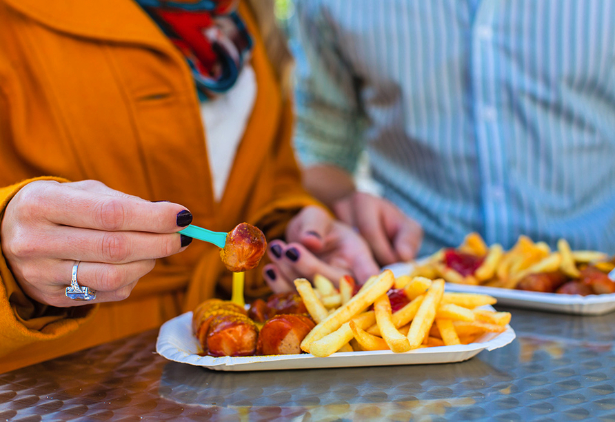 Darf bei keinem Berlin-Trip fehlen: Currywurst und Pommes.