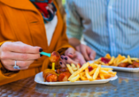 Darf bei keinem Berlin-Trip fehlen: Currywurst und Pommes.