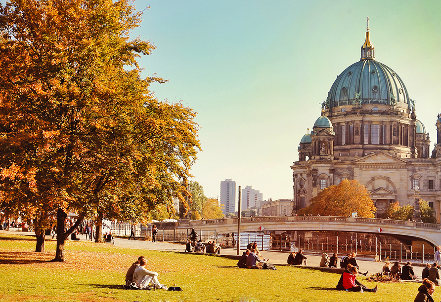 Genießen Sie ruhige Momente in der Millionenmetropole mit Blick auf beeindruckende Sehenswürdigkeiten, wie z. B. den Berliner Dom.