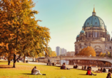 Genießen Sie ruhige Momente in der Millionenmetropole mit Blick auf beeindruckende Sehenswürdigkeiten, wie z. B. den Berliner Dom.