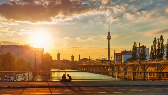 Genießen Sie den traumhaften Sonnenuntergang über Berlin.