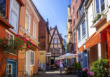 Schlendern Sie durch das zauberhafte Schnoor Viertel in Bremen.