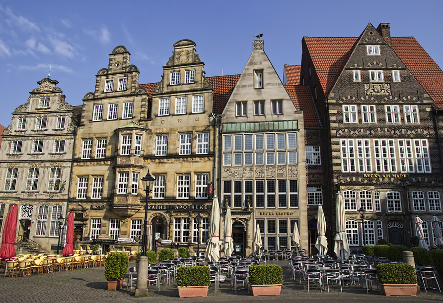 Bestaunen Sie die prächtigen Häuserzeilen auf dem Marktplatz in Bremen.