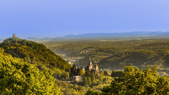 Das nahegelegene Siebengebirge erwartet Sie mit einer eindrucksvollen Landschaft. 