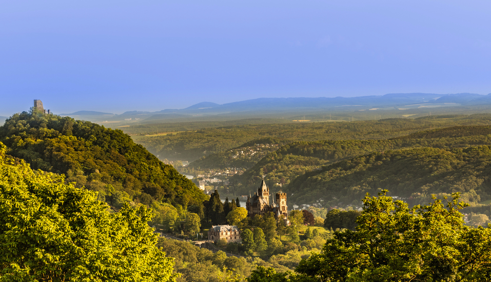 Das nahegelegene Siebengebirge erwartet Sie mit einer eindrucksvollen Landschaft. 