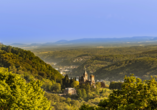 Das nahegelegene Siebengebirge erwartet Sie mit einer eindrucksvollen Landschaft. 