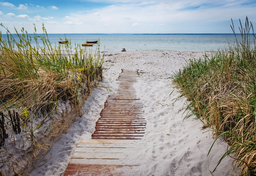 Der feine Sandstrand lädt zum Verweilen ein.