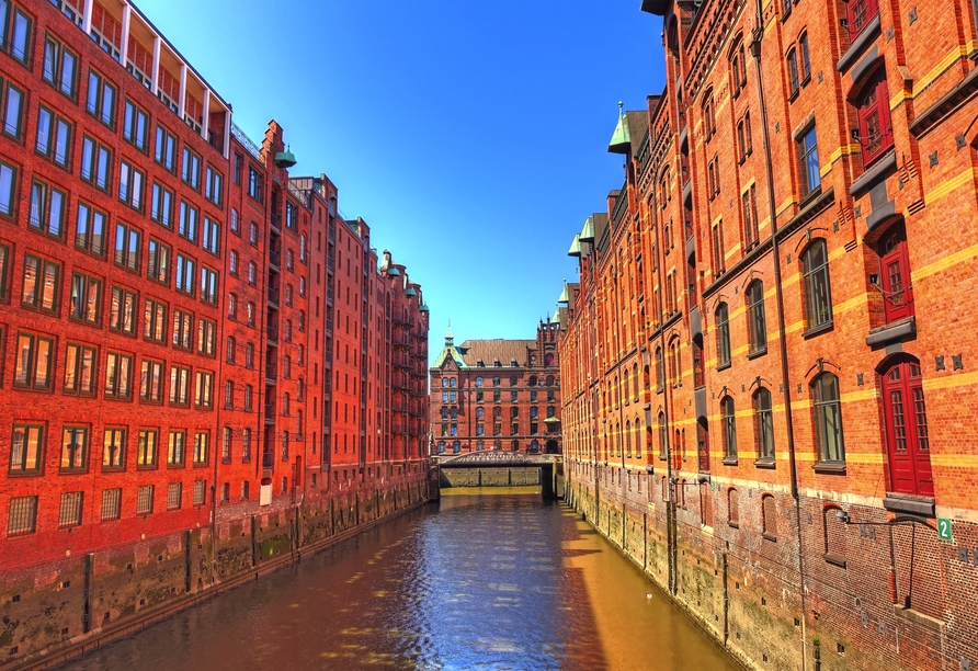 Die Speicherstadt ist ein Wahrzeichen Hamburgs.