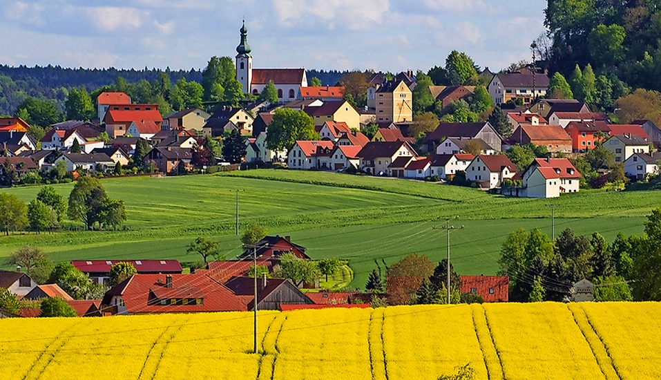 Umgeben von einer wunderschönen Naturlandschaft begrüßt Sie der Urlaubsort Neukirchen.