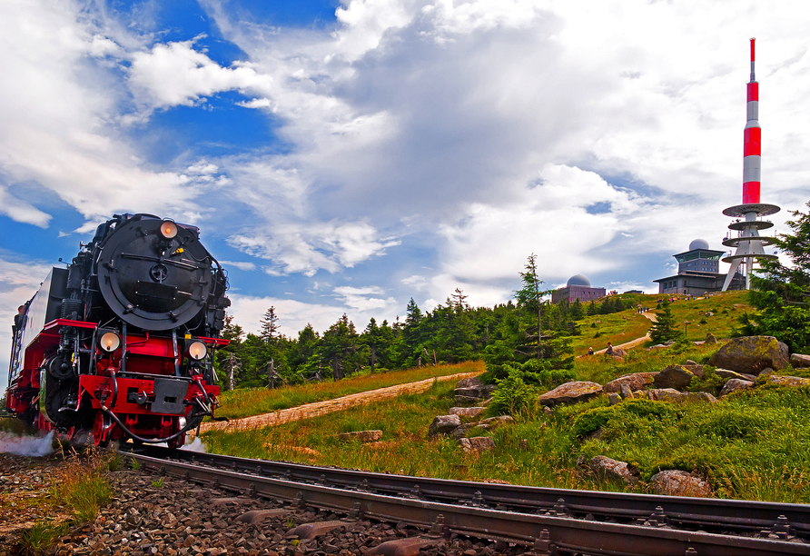 Fahren Sie mit der Brockenbahn auf den Gipfel des Brockens und lassen Sie sich von der Aussicht verzaubern.