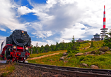 Fahren Sie mit der Brockenbahn auf den Gipfel des Brockens und lassen Sie sich von der Aussicht verzaubern.