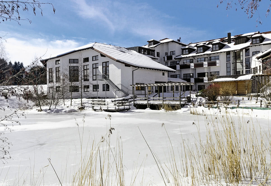 Außenansicht des allgäu resorts im Winter