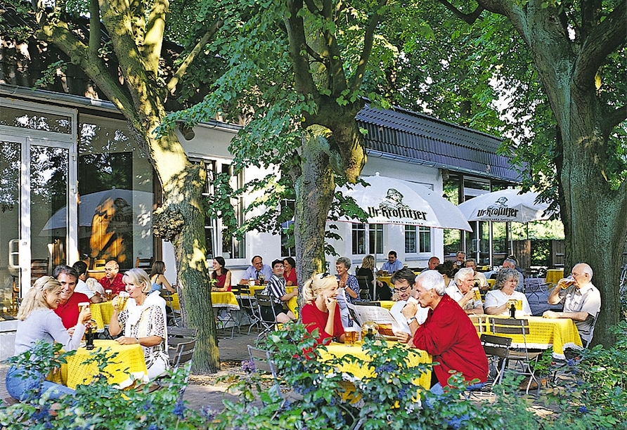 An warmen Tagen wird im Biergarten zur Geselligkeit aufgerufen.