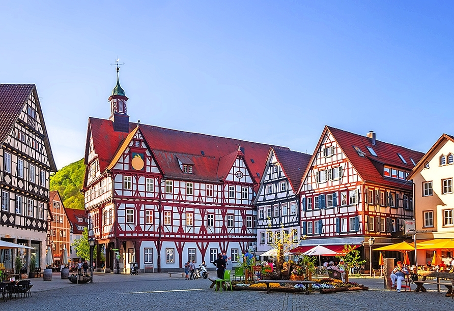 Markplatz und Rathaus des Luftkurorts Bad Urach