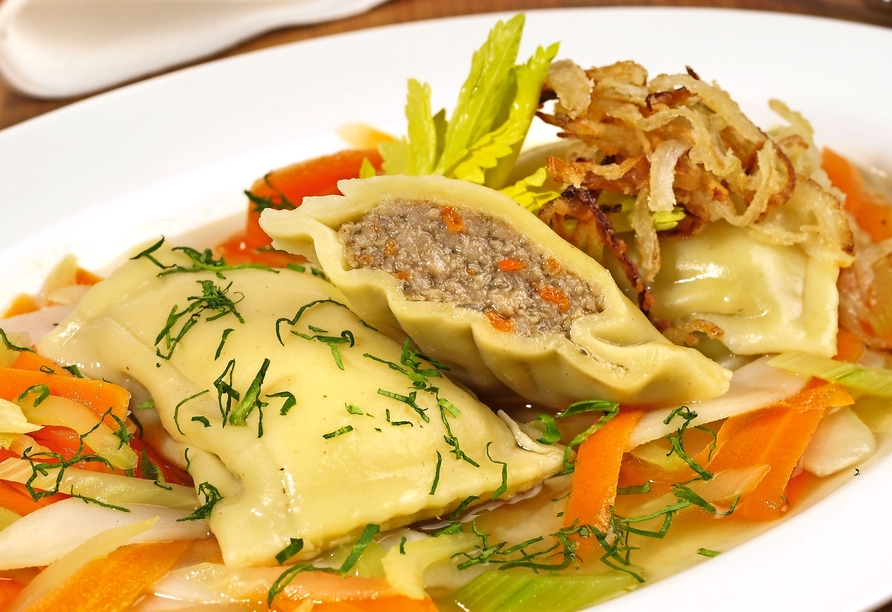 Genießen Sie schwäbische Spezialitäten wie Maultaschen.