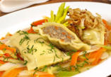 Genießen Sie schwäbische Spezialitäten wie Maultaschen.