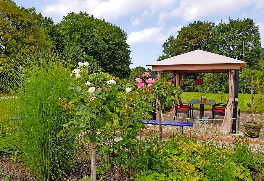 Bei schönem Wetter können Sie auf der Terrasse verweilen.